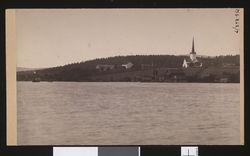 Her ser man kirkas plassering i landskapet ned mot Mjøsa. Foto: Olaf Martin Peder Væring