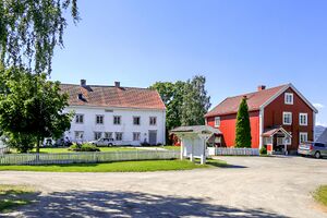 Ringsaker prestegård gårdsanlegget 250718.jpg