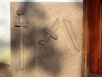 Symbolet brukket sverd på fasaden, Ris kirke. Foto: Stig Rune Pedersen