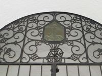 Detalj, port inn til kirkebygget, Ris kirke. Årstallet 1932 kan ses. Foto: Stig Rune Pedersen