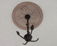 Detalj, anker hengende i tak, utendørs ved inngangspartiet. Foto: Stig Rune Pedersen