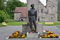 Krigsminnesmerke ved Rjukan kirke av Dyre Vaa. Foto: Roy Olsen (2019).