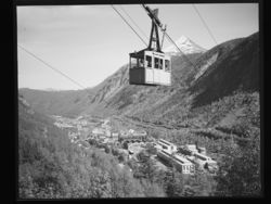 Krossobanen på Rjukan er også en pendelbane med lukka kabiner. Foto: Ukjent / Nasjonalbiblioteket (1961).