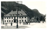 Rjukan bibliotek med Torget i 1924-25. Foto: J.H. Küenholdt