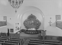 Fra inventaret før brannen, med den daværende altertavlen. Foto: Jac Brun/Nasjonalbiblioteket (1954).