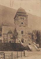 Rjukan kirke, oppført i 1915 med nyromansk/nybarokk preg, ark. Carl og Jørgen Berner. Foto: Nasjonalbiblioteket