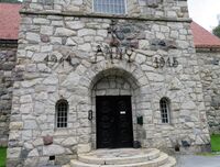 Inngangsparti, Rjukan kirke, med årstallene 1914 og 1915. Foto: Stig Rune Pedersen
