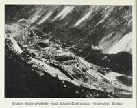 Rjukan Salpeterfabriker med Såheim kraftverk (t.v.), etablert i 1907. Foto: Norske næringsliv : Telemark, 1949
