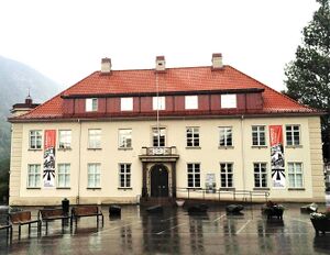 Rjukan torg med biblioteket 2014.jpg