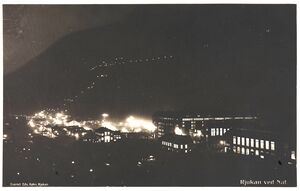 Rjukan ved Nat - no-nb digifoto 20160412 00136 bldsa EYDE 5 07B 033b.jpg