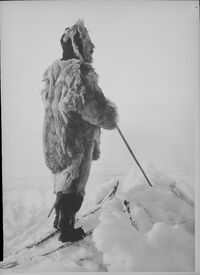 Roald Amundsen, bildet tatt i Bunnefjorden. Foto: Anders Beer Wilse/Nasjonalbiblioteket (7. mars 1909).