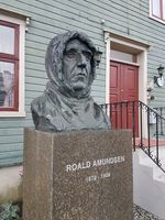 Byste av Roald Amundsen ved Polarmuseet i Tromsø. Reist i 1994 da Tromsø hadde 200-års jubileum. Siri Iversen (2019)