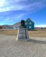 Statue av Amundsen i Ny-Ålesund, avduket i 1976 av Helge Ingstad, 50 år etter at luftskipet Norge tok av herfra. Foto: Andreas Urdal (2024)