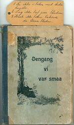 Boka Dengang vi var smaa kunne også lånes på skolebiblioteket. På bokmerket står det regler for hvordan lånerne skulle håndtere den. «1. Ta ikke i boken med skidne hænder.» Foto: Audbjørn Rønning/Mjøsmuseet