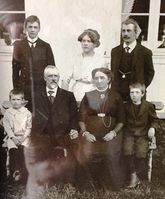 Rognlien: Lundby familiefoto. Morfar Olai Bøhnsdalen og mormor Julie Bøhnsdalen fra Refsum i Sørum. Rundt dem, fra venstre: onkel Erling, onkel Torbjørn, tante Thea, onkel Oskar, onkel Harald.