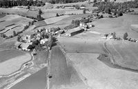 Rogstad-gardene. Foto: Widerøe (1949).