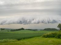 Jorder på Rogstad, med ei truende uværssky over. Foto: Thomas Aa. Evensen (2020).