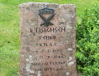 Gravminne over den falne luftforsvarsfenrik Rolf Isak Isachsen (1922-44) på kirkegården ved Høyjord kirke. Foto: Stig Rune Pedersen