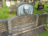 1. Rolf Jacobsen gravminne Berg Halden.jpg