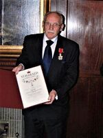 Rolf Skår med ridderdiplom 2010.jpg