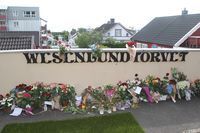 I hjembyen Horten har Rolv Wesenlund fått området Wesenlundtorvet ved Storgata oppkalt etter seg. Mange la ned blomster og tente lys på Wesenlundtorvet da nyheten om hans død ble kjent. Foto: Svend Aage Madsen (2013).
