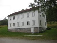 Roligheten, kontorbygningen på Foldsæ 2015. I 2. høgda til høgre var lærarbustad, der budde Olav og Ester Lid fyrste tida.