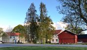Romerike Historielags hus til venstre. Prestegården med prostens bolig til høyre.