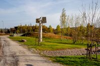 Rommensletta skulpturpark med «Fugl» av Nils Aas sentralt i bildet. Foto: Leif-Harald Ruud (2014)