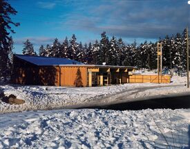 Den første kirken fra 1975. Foto: Teigens Fotoatelier/Norsk Teknisk Museum (1975).