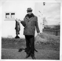 Åge Ronald Hansen med ørret fisket i Mjøsa. Foto: Inger Hansen, 1964.