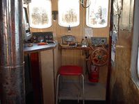 Her er slik styrehuset på Hendig var innreidd. Til venstre ser ein nedgang til lugaren.