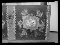 413. Rosemalt kiste, historisk museum, Bergen - no-nb digifoto 20150218 00135 NB MIT FNR 17283.jpg