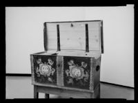 407. Rosemalt kiste, historisk museum, Bergen - no-nb digifoto 20150218 00166 NB MIT FNR 17284.jpg