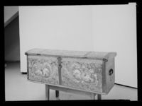 410. Rosemalt kiste. Historisk museum, Bergen - no-nb digifoto 20150218 00169 NB MIT FNR 17286.jpg