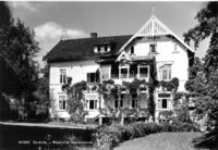 Dette bygget, som ble oppført i 1900 og fikk navnet Rosenvilla eller Rosenvilde, ble i 1917 overtatt av Hjemmenes Vel og omgjort til husmorskole og spedbarnshjem. Foto: Stig Rune Pedersen (2016).