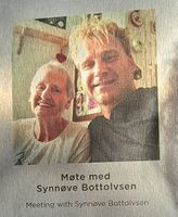 "Møte med Synnøve Bottolfsen." Plakat på Roseslottet med bilde av Vebjørn Sand sammen med Synnøve Bottolfsen. Foto: Eva Rogneflåten (2020)