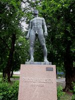 Knut Steens statue av Nilsen på Rudolf Nilsens plass. Foto: Stig Rune Pedersen