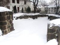 Ruinene av rundkirken Olavskirken ligger på den andre siden av gaten for ruinene av Olavsklosteret. Foto: Stig Rune Pedersen