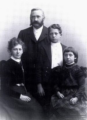 Rumorh Bjarnhard med familie.jpeg