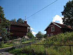 Drengestue til høyre på Rustad i Oslo, stabbur til venstre. Foto: Kjetil Ree (2008).