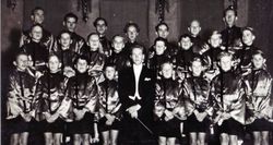 I 1950 brukte Sølvguttene sølvglinsende drakter i silke. Per står her like til høyre for dirigenten Torstein Grythe.