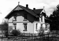 Nr. 114: Søndre Langerud, våningshuset og hagen. Foto: Anders Beer Wilse/Norsk Folkemuseum (1941).