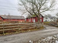 Gårdsanlegget på Søndre Skøyen sett fra Skøyen allé. Foto: Leif-Harald Ruud (2022).