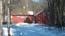 Søndre Skotta i Bærum. Våningshuset til venstre, drengestua til høyre. Foto: Pål Giørtz (2017).