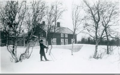 Faren til Agnes, sogneprest Johannes Belsheim, på ski utenfor Sør-Varanger prestegård i siste del av 1860-tallet.