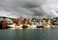 Fire båtar til kai på Hemnesberget.