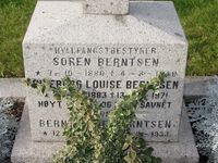 39. Søren Berntsen gravminne Vallø.jpg