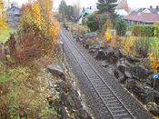 Motiv fra Sørlandsbanen der den passerer under Griegs vei på Sandsværmoen i Kongsberg kommune. Foto: Stig Rune Pedersen (2016).