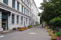 Sørligata på Tøyen med delen som er gangvei/gatetun, øst for Sørli plass. Foto: Stig Rune Pedersen (2015).