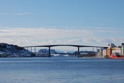 Sørsundbrua knyttar Innlandet med Kirklandet, her sett mot vest med Innlandet til venstre og Kirklandet til høgre. Foto: Harald Oppedal (2009).